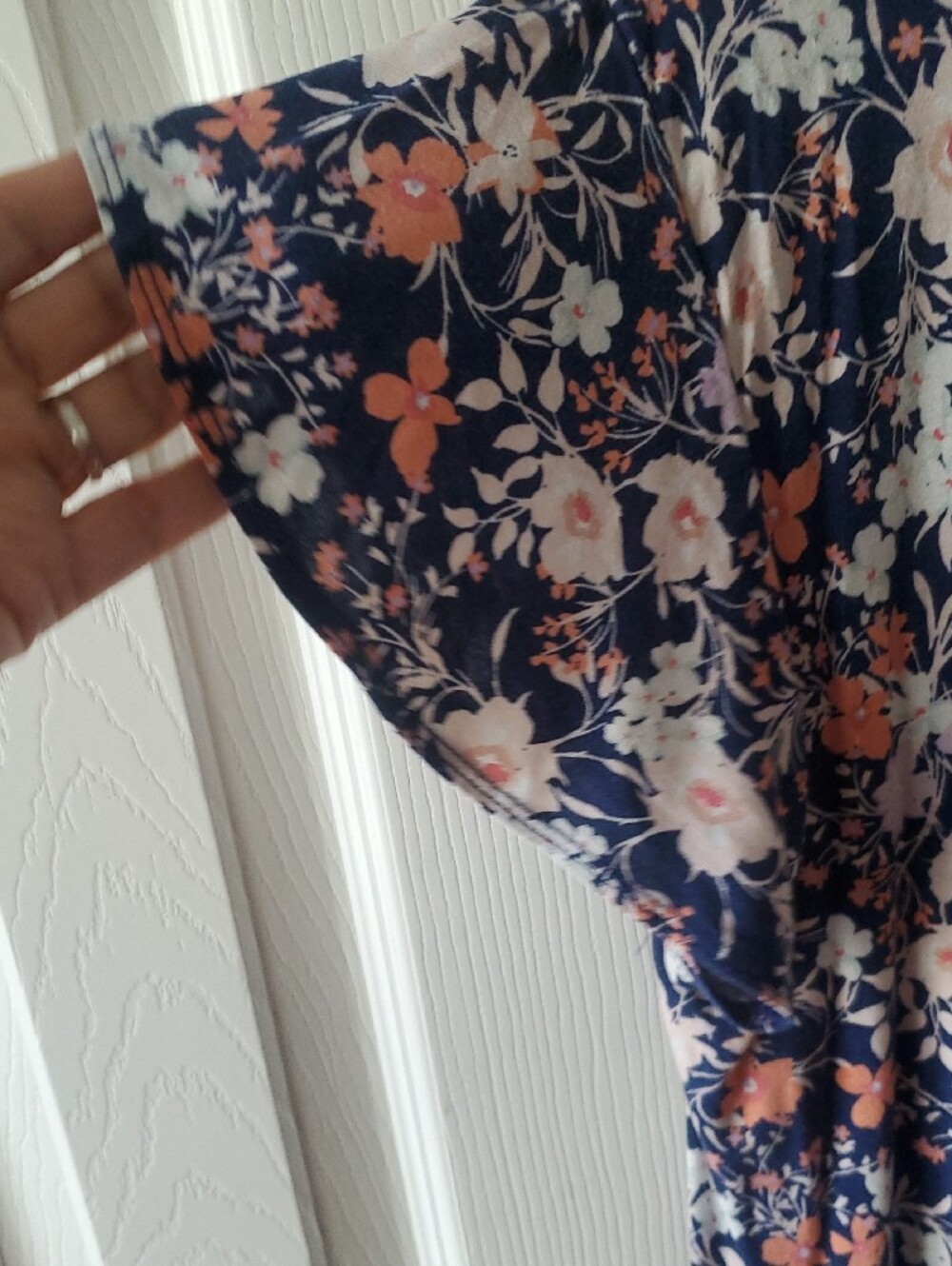 Liz Claiborne Navy Short Sleeve V-Neck Top with Peach & Cream Floral - Picture 3 of 5
